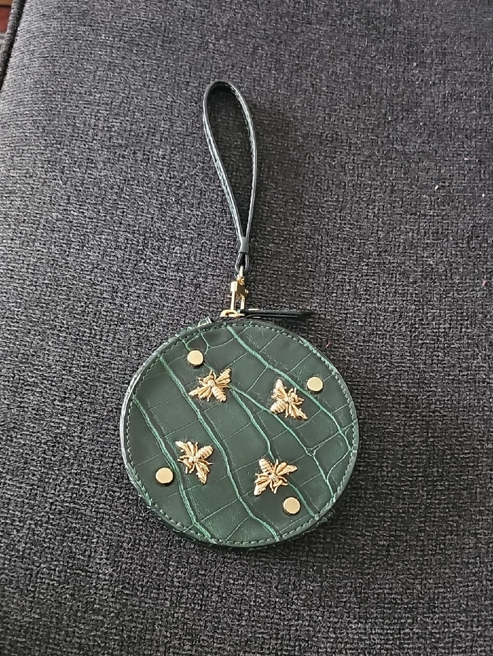 NEIMAN MARCUS Round Green Croc-Embossed Wristlet Coin Purse with Gold Bee Accent - Picture 2 of 7